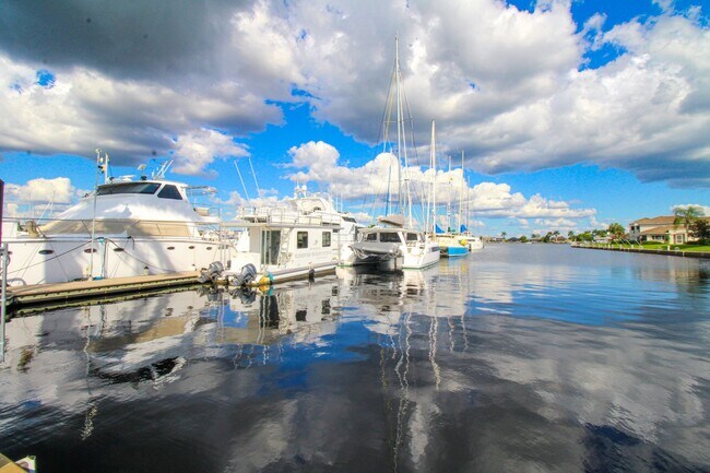 Foto del edificio - CALLING ALL BOATERS ** MANATEE WATCHERS ** WATERFRONT 1 BEDROOM\1 BATH FIRST FLOOR ADORABLE CONDO...