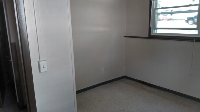 Dormitorio - 562 Stoddard Ave