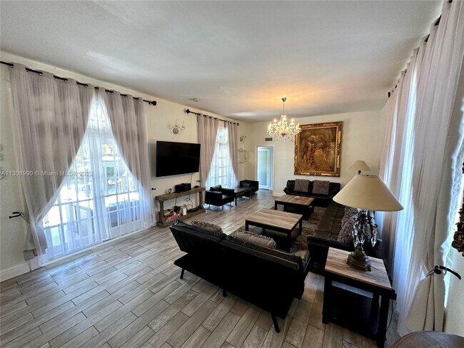 Foto del edificio - 1255 Van Buren St