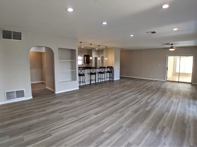 Living Area/Dining - 1109 Chico Cir