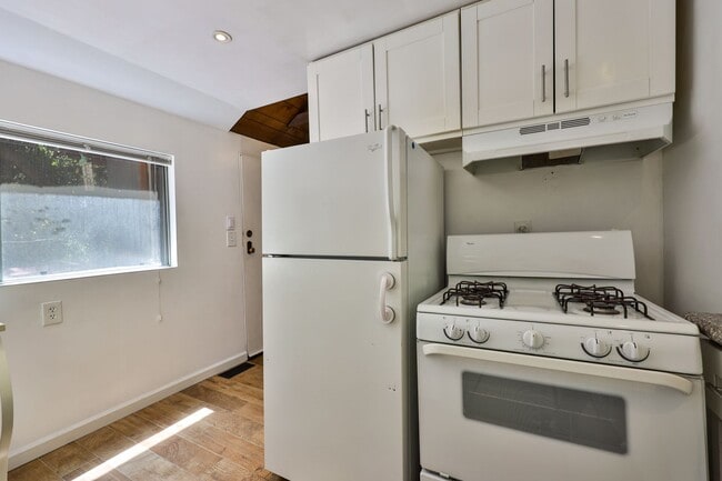 Building Photo - Small 2 bedroom 1 bath