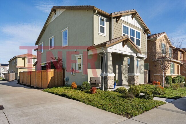 Foto del edificio - Welcome to this stunning 4-bedroom, 2.5-ba...