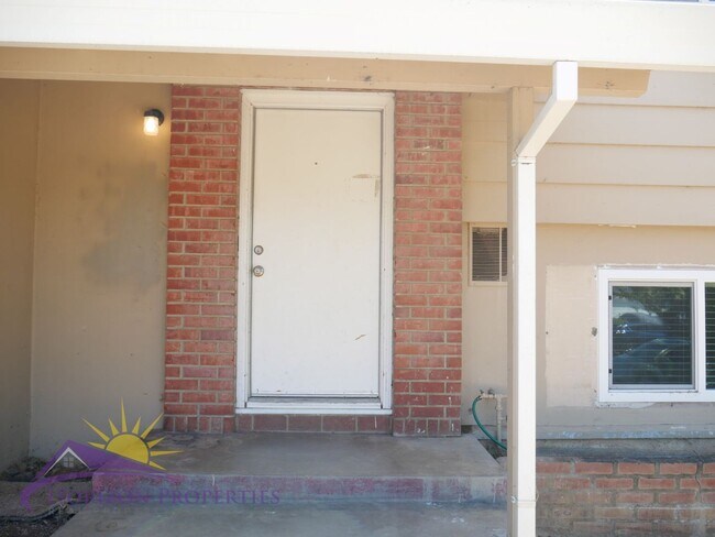 Building Photo - Remodeled 6 Bedroom 3 Bathroom two story h...