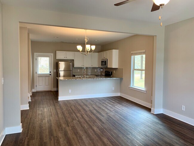 Foto del edificio - 3 Bedroom Home With Spacious Garage