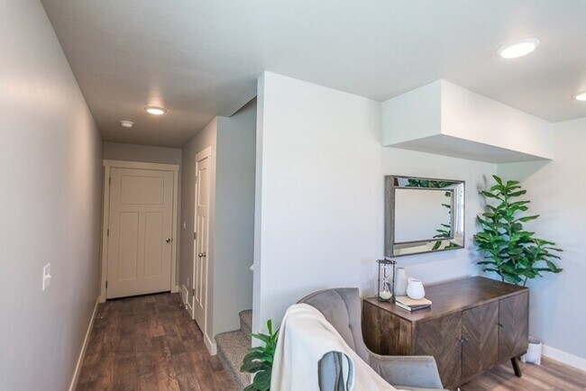 Foto del edificio - Beautiful Bridgestone Crossing Townhome
