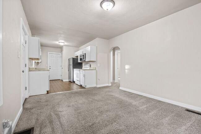 Foto del edificio - 2 Bedroom for Rent in Des Moines