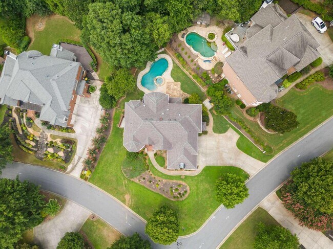 Building Photo - 525 Brook Manor Dr