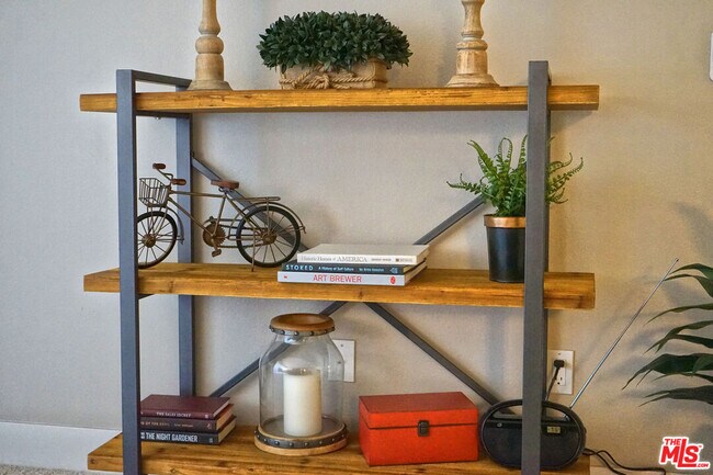 Building Photo - 151 E Holly St