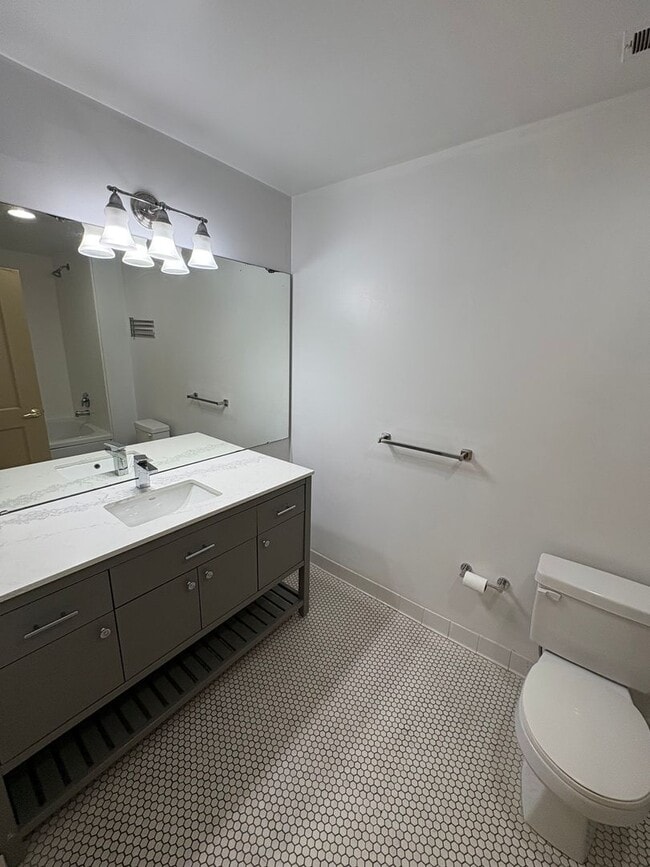 Building Photo - Two Bedroom Two Bathroom Apartment!