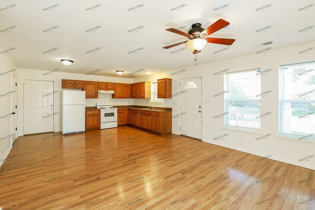 Building Photo - 723 N Crysler Ave