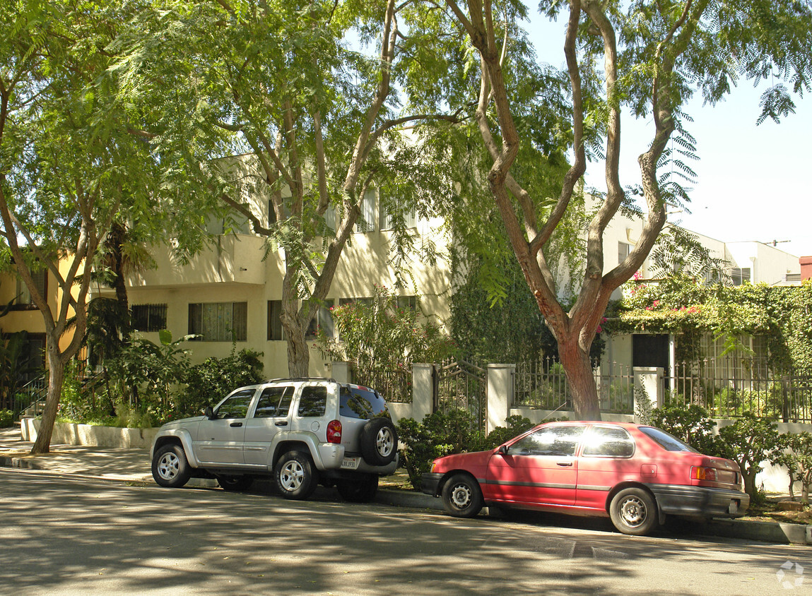 Foto del edificio - 1235 N Formosa Ave