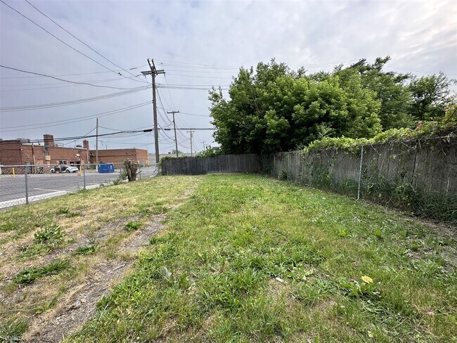 Building Photo - 3 br, 1 bath House - 14383 Maddelein St