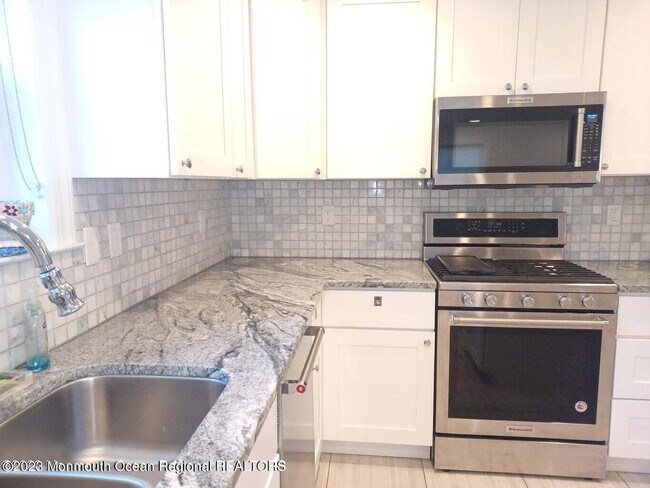 Foto del edificio - 241 Woodcrest Rd