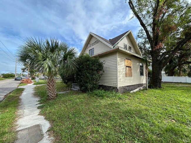 Building Photo - Bradenton unit near downtown, beaches