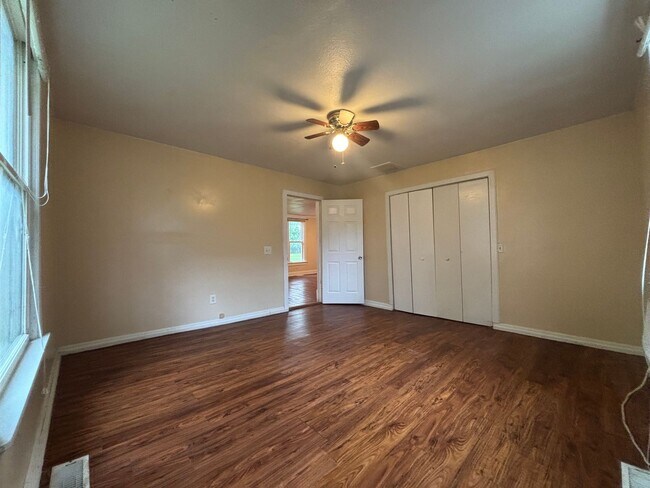 Building Photo - 3 bedroom 1 bath home available now