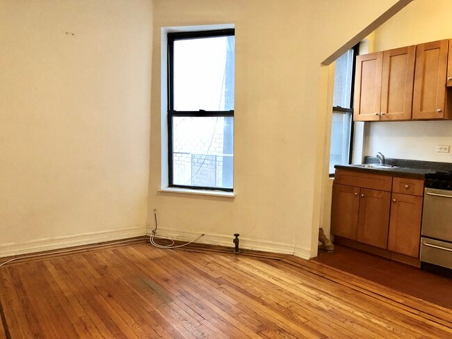 Building Photo - 635 E 9th St