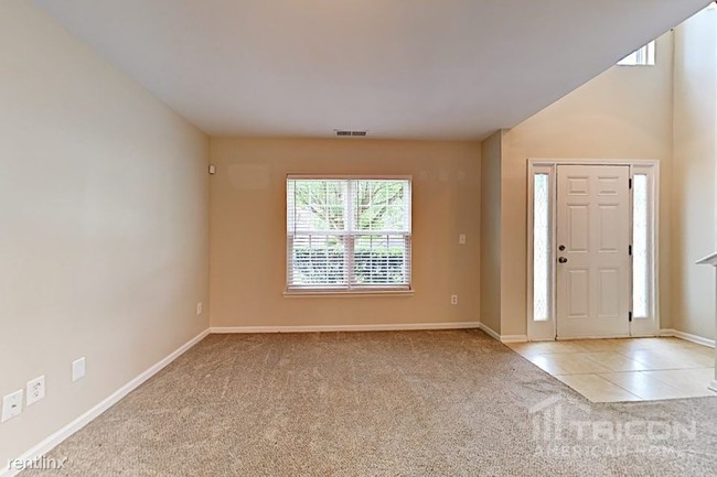 Building Photo - 5415 Kiev Dr