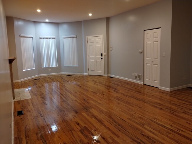 Building Photo - 4233 S Prairie Ave