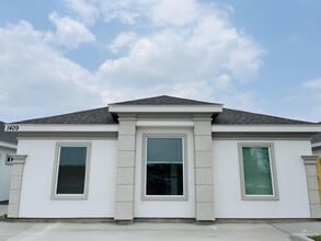 Building Photo - 10 Shavano Dr