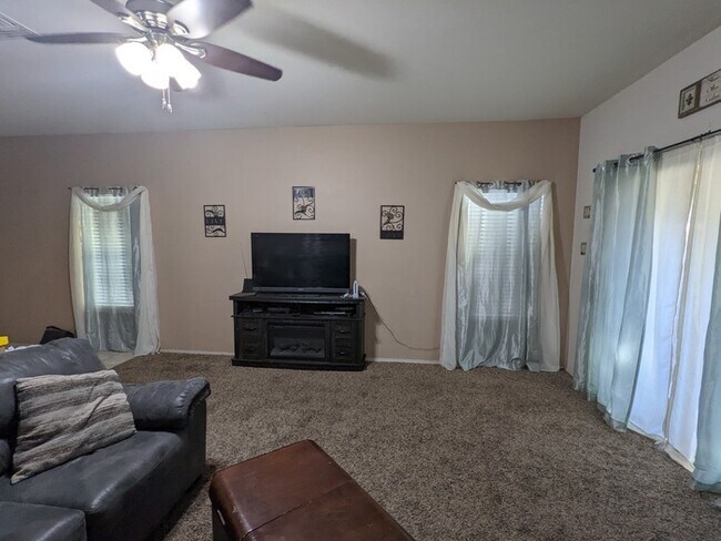 Building Photo - Great Rancho Sahuarita home!