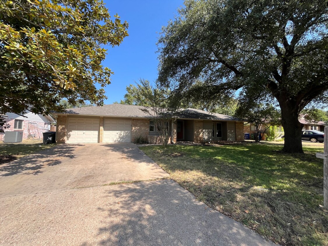 Foto principal - Spacious 1-Story Home with Two Primary Suites