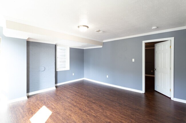 Foto del edificio - Available August 1st - Spacious 6 Bedroom,...