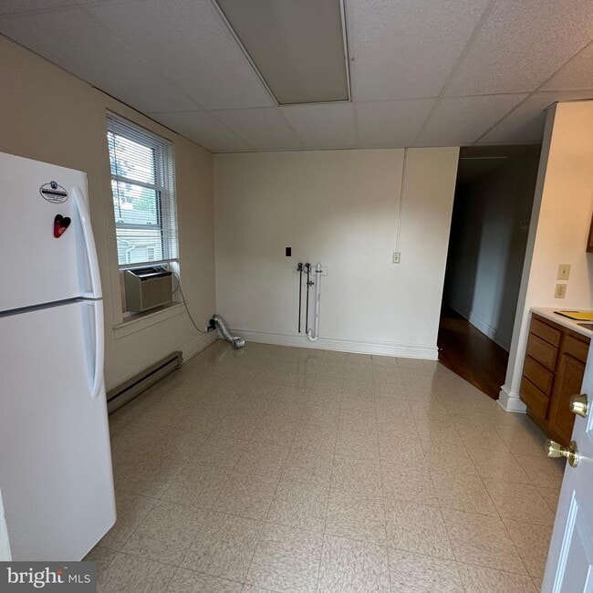 Building Photo - 572 Lincoln Way E