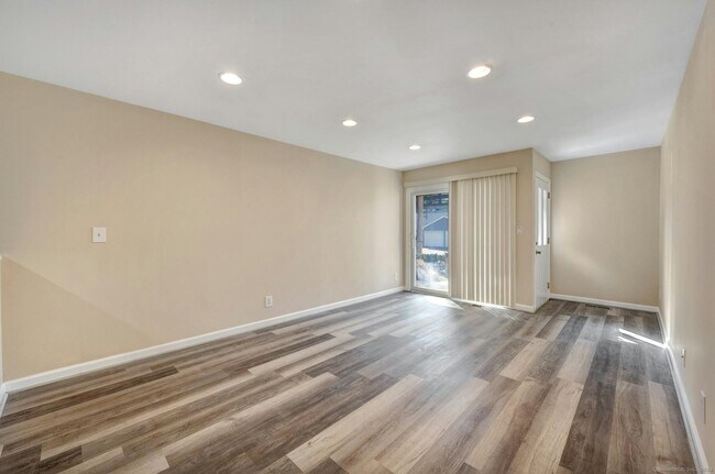 Building Photo - 170 Forest St