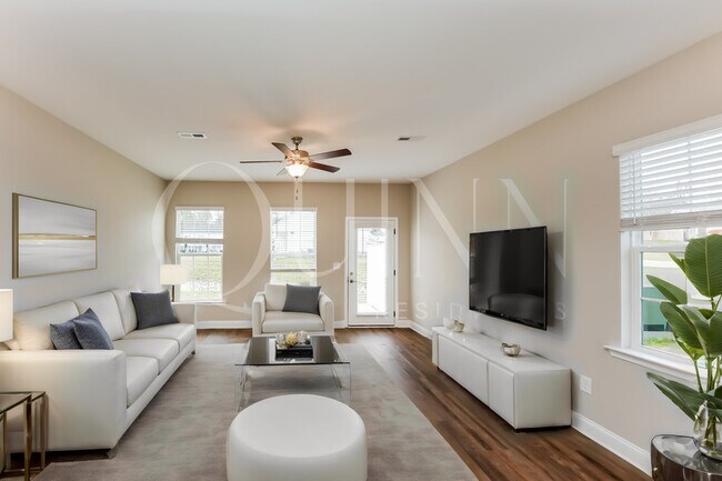Building Photo - 2157 Miramar Cir