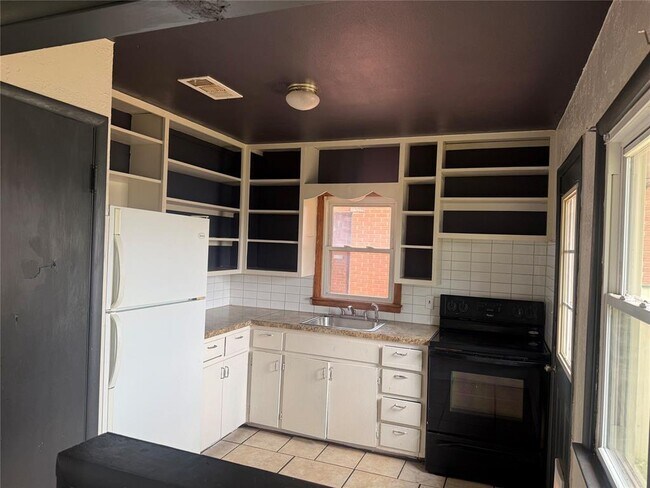Building Photo - 629 S 14th St