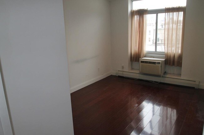 Building Photo - 1025 47th Rd