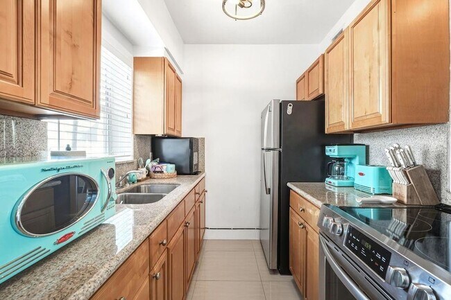 Building Photo - 315 Van Buren St