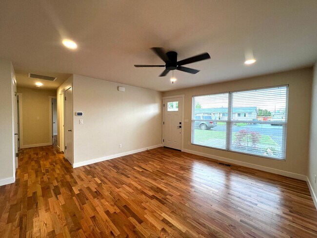 Foto del edificio - Non-Refundable & Security Deposit Total: $2400.00