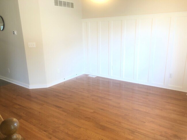 Building Photo - Gorgeous 2 BR Townhouse in Normal