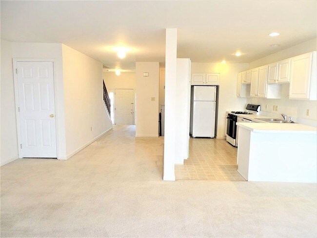 Building Photo - 6466 Lincoln Ct
