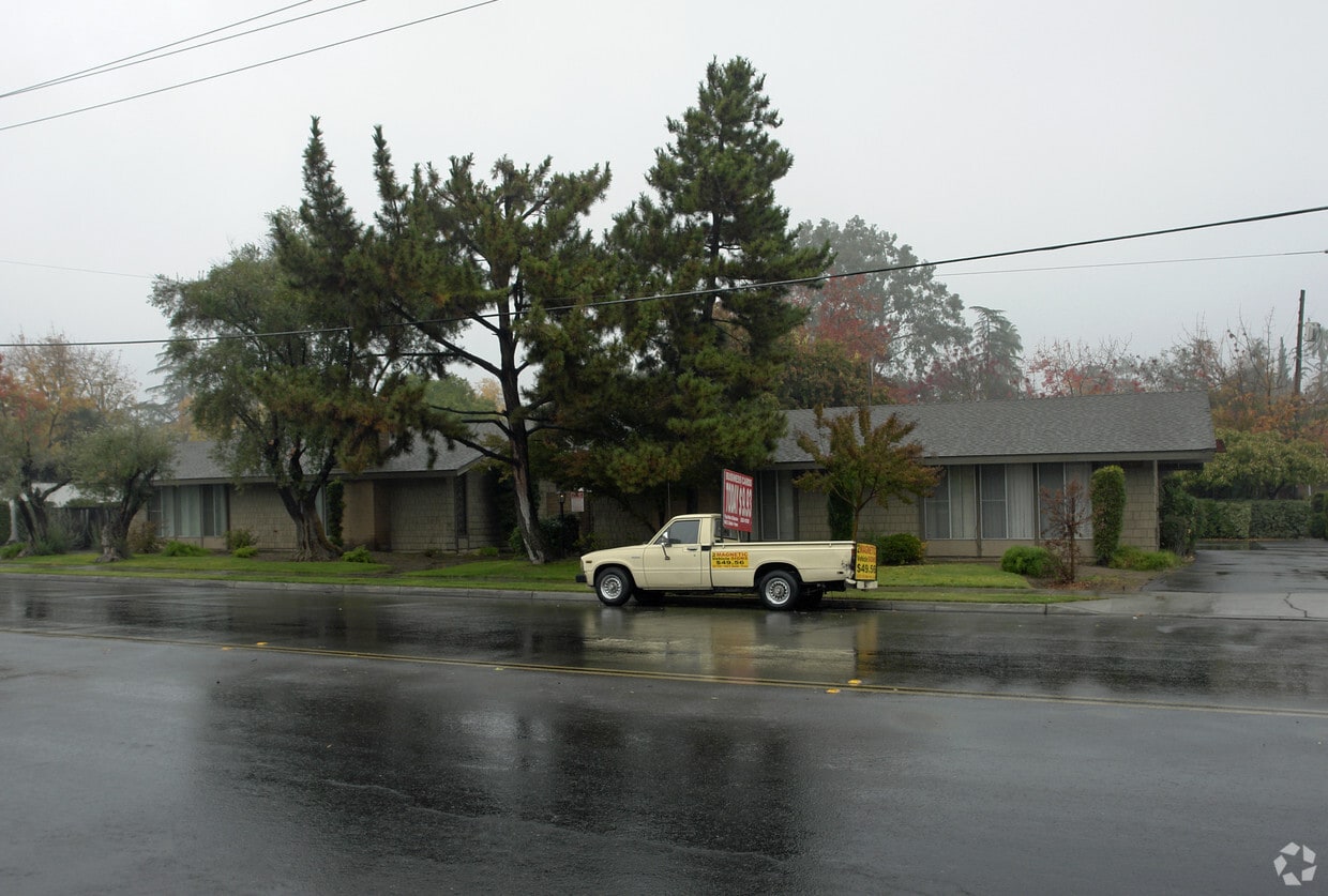 Building Photo - 1011 E Ashlan Ave