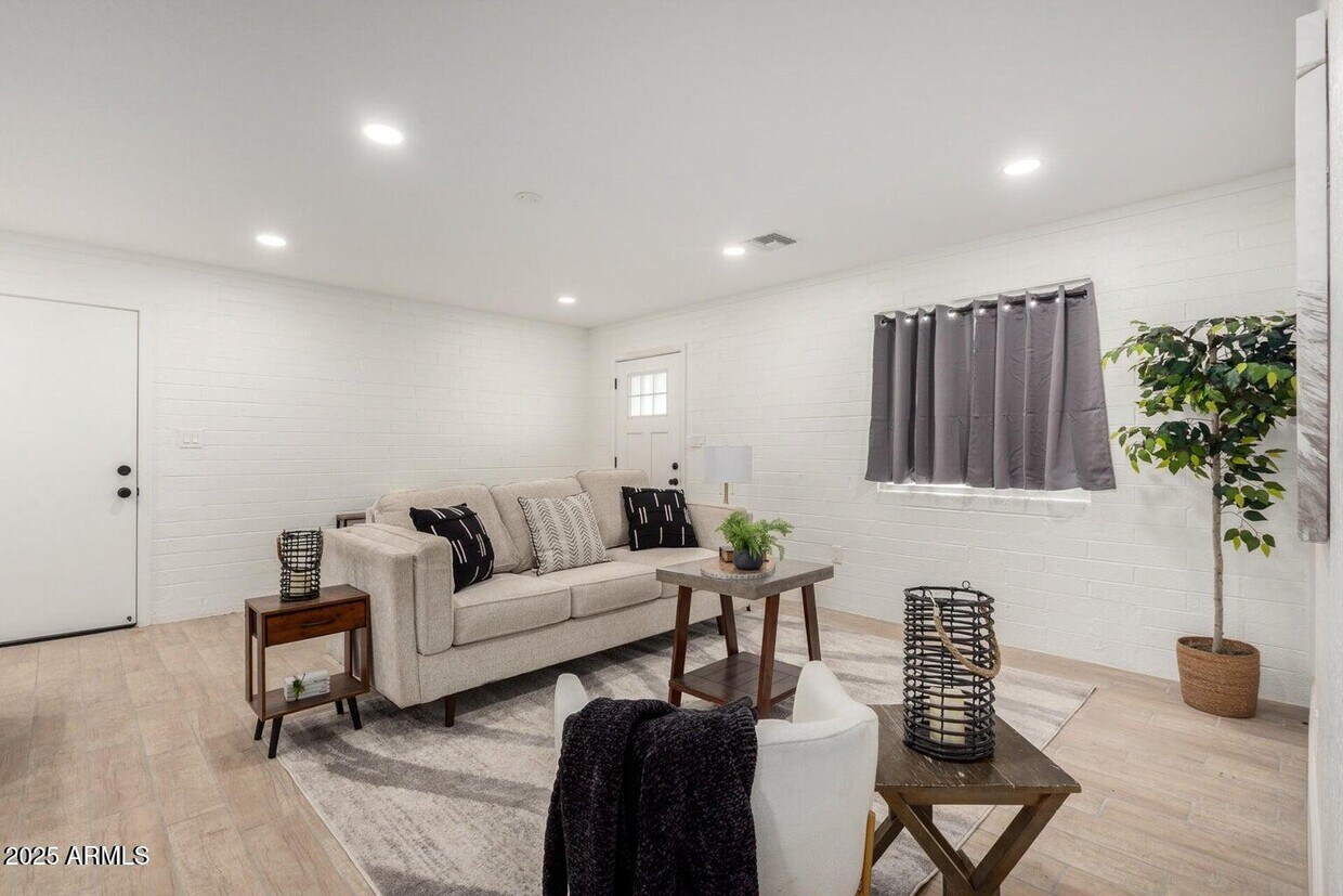Foto principal - 5238 S 13th Pl