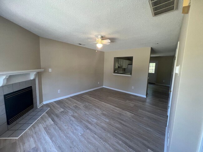 Foto del edificio - Beautiful 2 bedroom 2.5 bath town house located off Piney Green Road