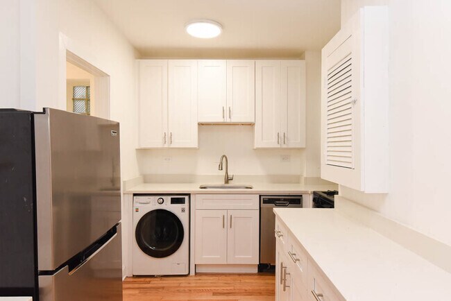 Foto principal - 1851 W Dickens Ave