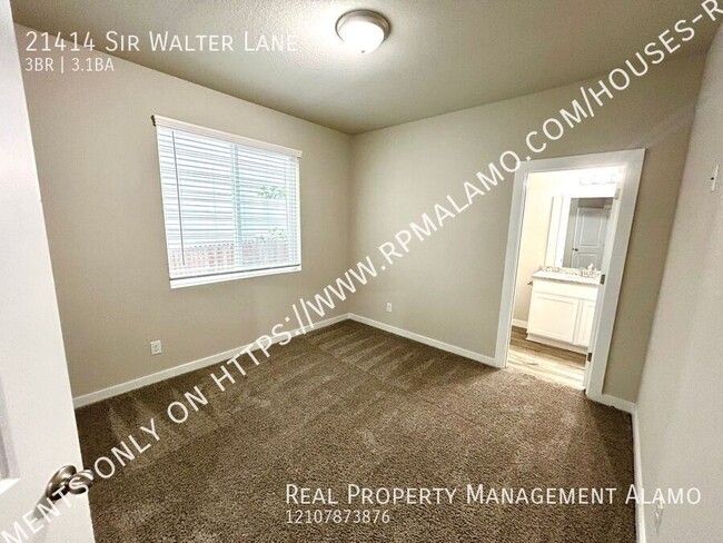 Foto del edificio - AVAILABLE NOW! Tri-Level 3 Bedroom / 3.5 B...