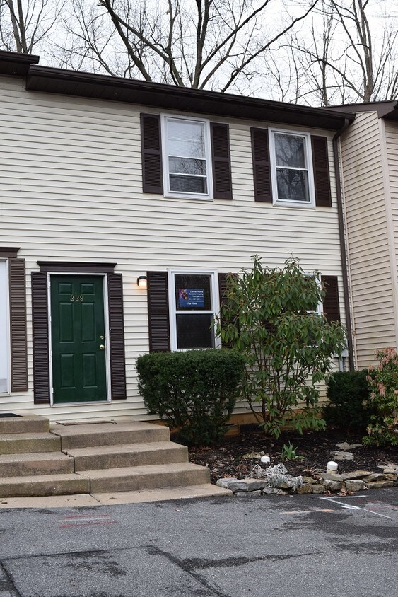 Primary Photo - 229 Oakwood Ave