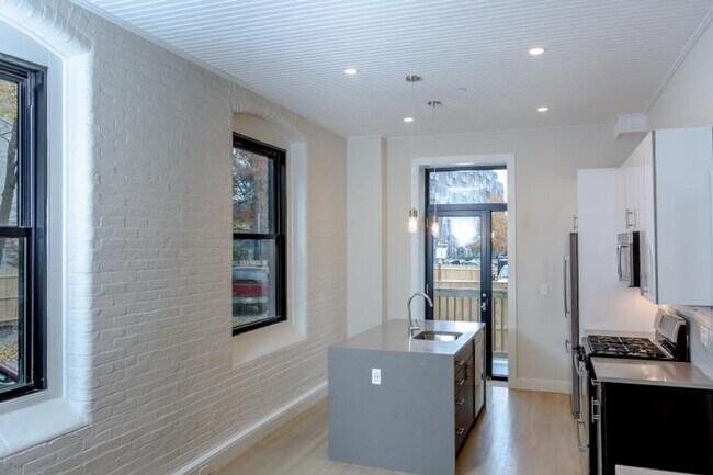 Foto del edificio - Charming 3 Bedroom-No Broker Fee