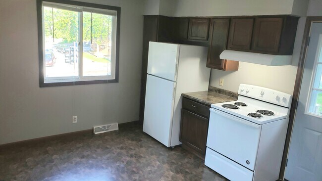 Bright, sunny kitchen - 755 Robert St S