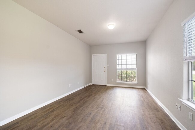 Building Photo - Spacious 3 Bed / 2 Bath Duplex in Prime Le...