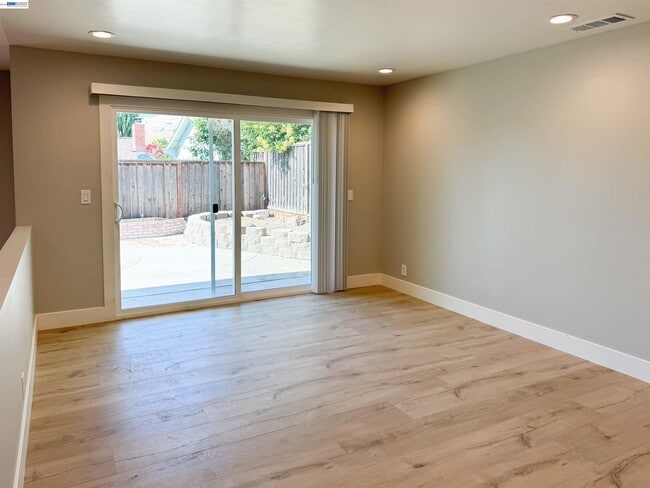 Building Photo - 2071 Seacliff Dr