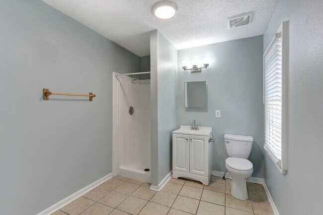 Foto del edificio - Four Bedroom - Two Bathroom - Single Famil...