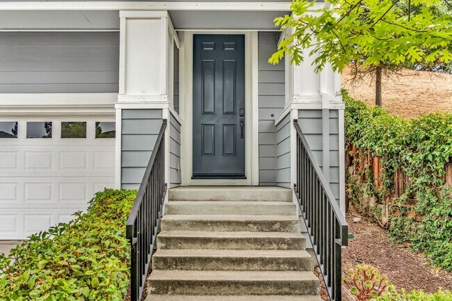 Building Photo - Gorgeous remodeled 3 bedroom, 3 full bathroom home for rent!