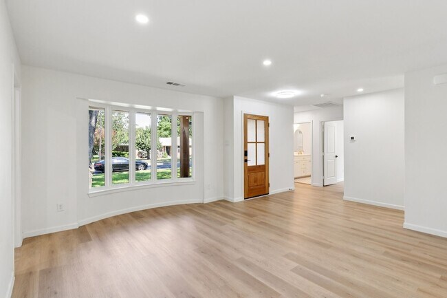 Building Photo - 8566 Sweetwood Dr