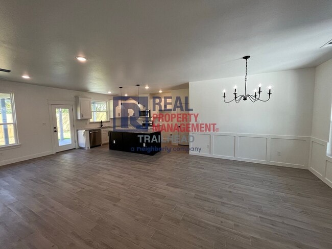 Building Photo - Stylish 3 Bed, 2 Bath Home in Gated Lakeside Community!