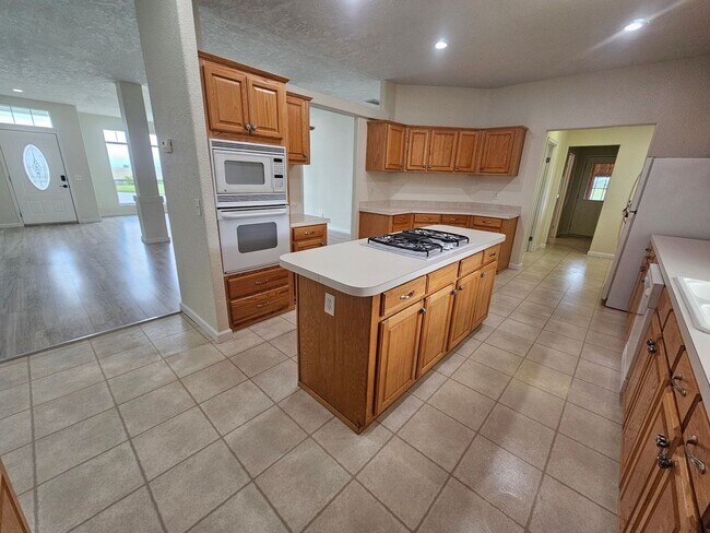 Foto del edificio - Spacious Home on 5 Acres For Rent!